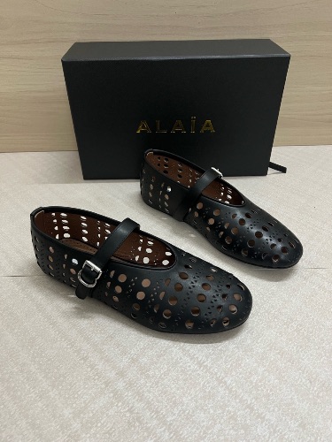 Alaïa Vienne laser-cut leather ballet flats — 4