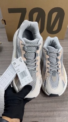 Adidas Yeezy Boost 700 V2 Cream sneakers — 5