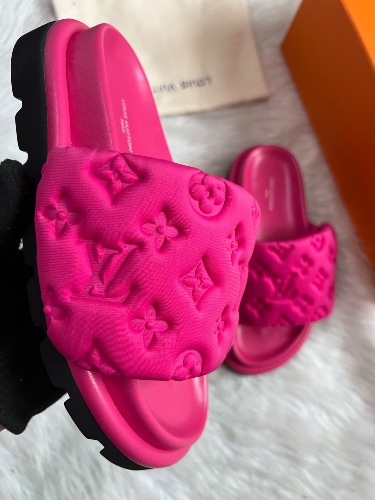 Louis Vuitton Pool Pillow comfort mules in fuchsia pink — 4