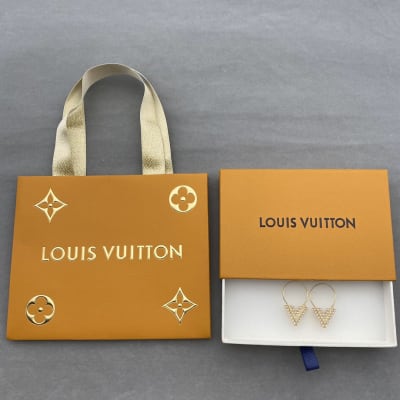Louis Vuitton Essential V Perle earrings
