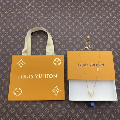 Louis Vuitton Essential V or Iconic Crystal necklace
