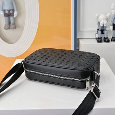 Bottega Veneta black leather Intrecciato bag — 4