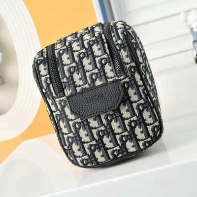 Dior toiletry bag — 7
