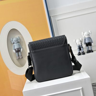Bottega Veneta-style messenger bag — 3