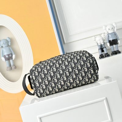 Dior toiletry bag — 4