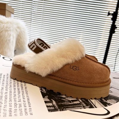 UGG Funkette Slippers — 9