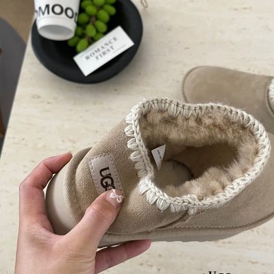 UGG platform boots — 6