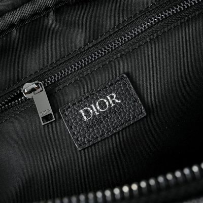 Dior toiletry bag — 8