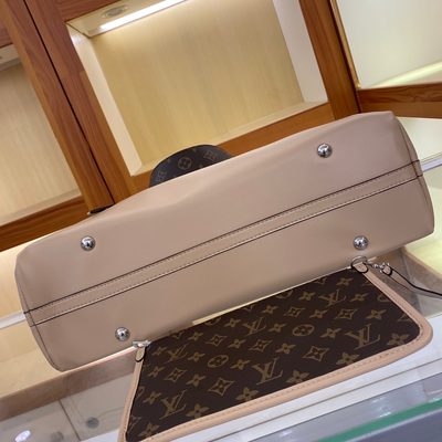 Louis Vuitton Bag — 7