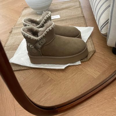 UGG CATHIE CHESTNUT SUEDE FLUFF SHORT BOOTS — 6