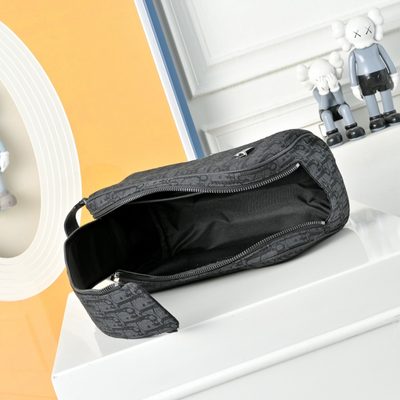 Dior toiletry bag — 9