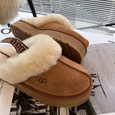 UGG Funkette Slippers — 7