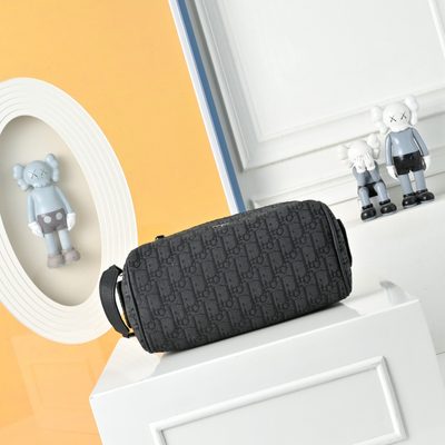 Dior toiletry bag — 4