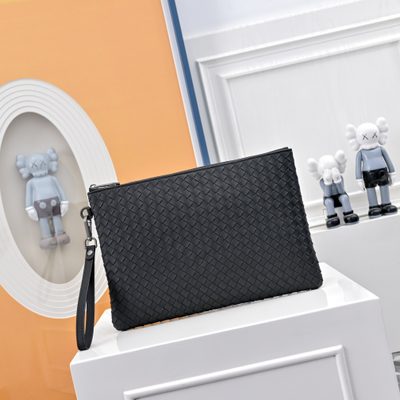 Bottega Veneta-style clutch bag — 4