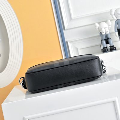 Burberry City Check messenger bag — 4