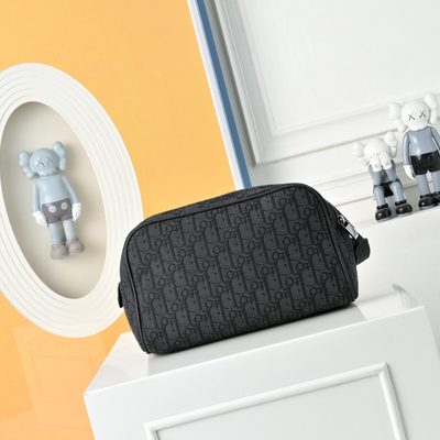 Dior toiletry bag — 3