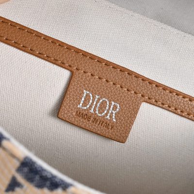 Dior Hit the Road messenger bag — 9