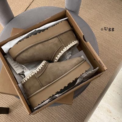UGG platform boots — 6