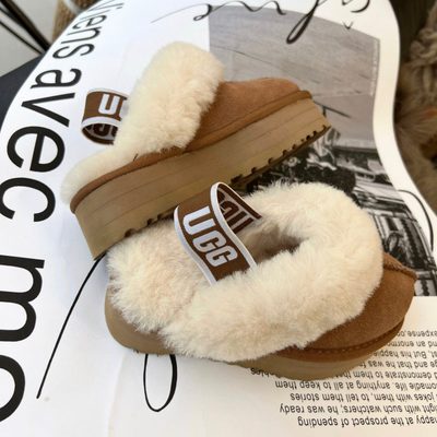 UGG Funkette Slippers — 6