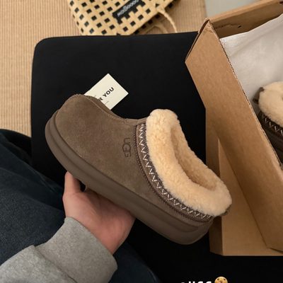 UGG Tazz platform slippers — 9