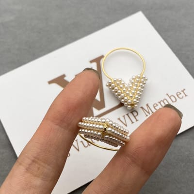 Louis Vuitton Essential V Perle earrings — 6