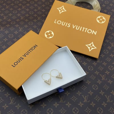 Louis Vuitton Essential V Strass earrings